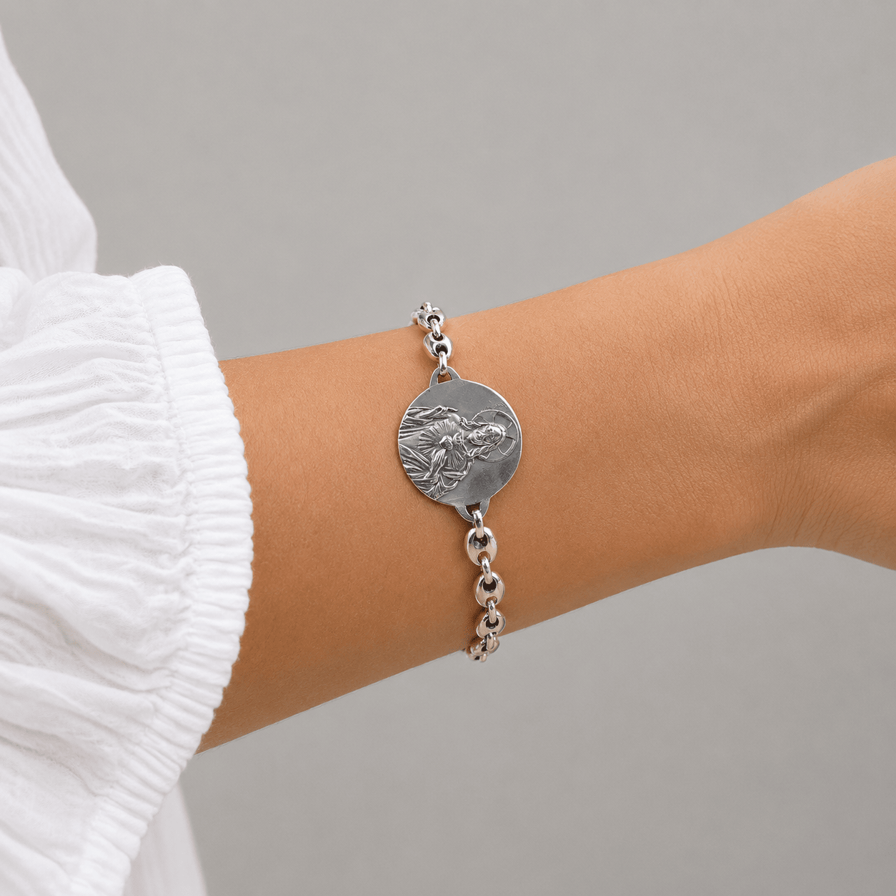 pulsera escapulario en plata. virgen del carmen y sagrado corazón.