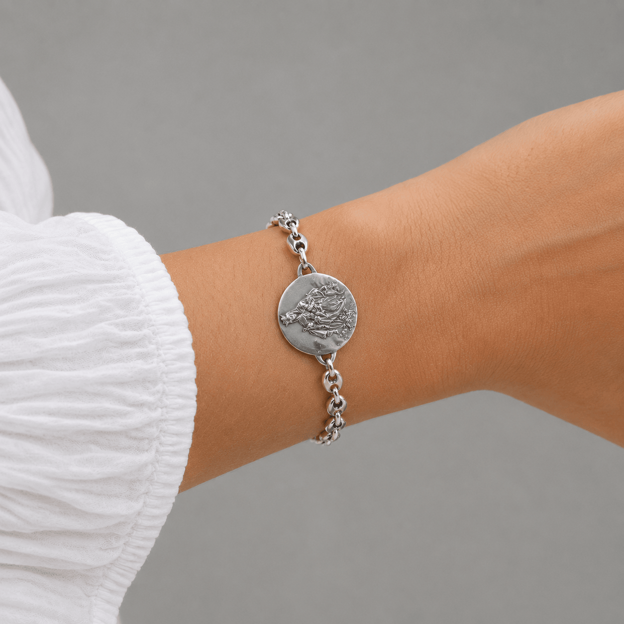 pulsera escapulario en plata. virgen del carmen y sagrado corazón.