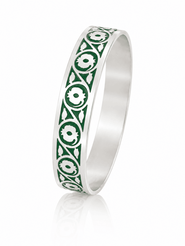 pulseras rigída con granadas en plata y fondo de esmalte