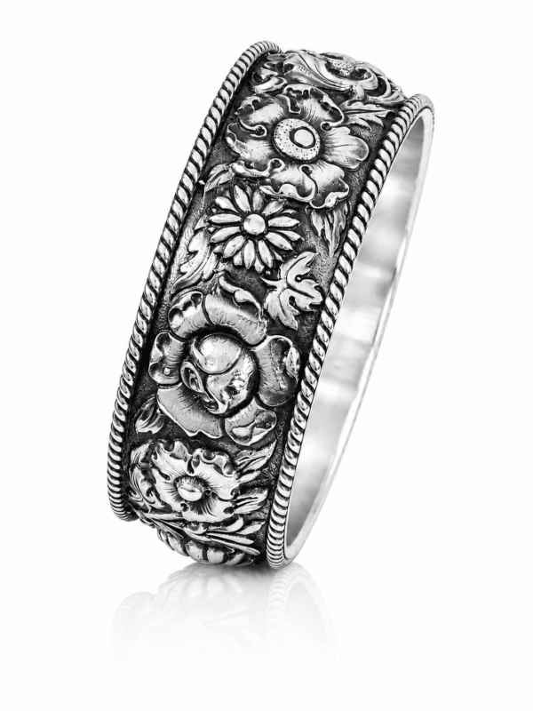 pulsera con flores. grande