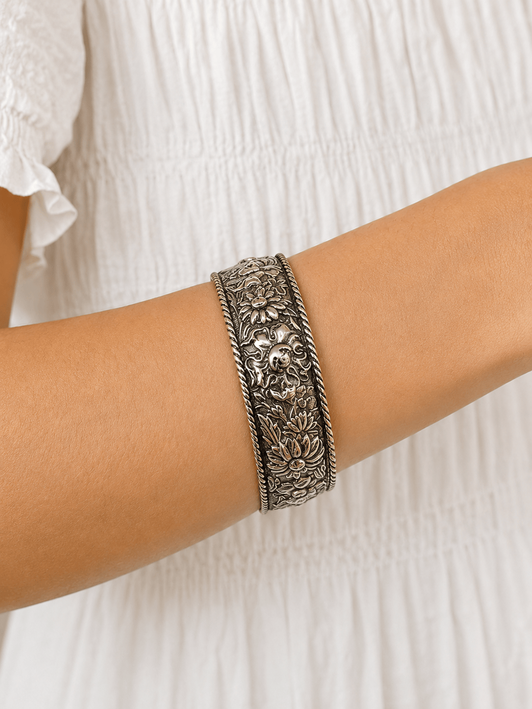 pulsera con flores. grande